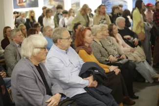 Na zdjęciu osoby w galerii