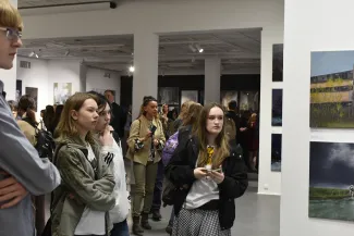 Na zdjęciu osoby w galerii
