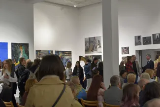Na zdjęciu osoby w galerii