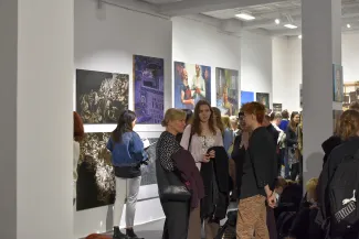 Na zdjęciu osoby w galerii
