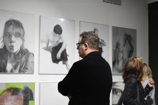 Na zdjęciu osoby w galerii