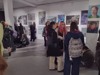 Na zdjęciu osoby w galerii
