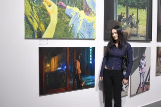 Na zdjęciu osoby w galerii