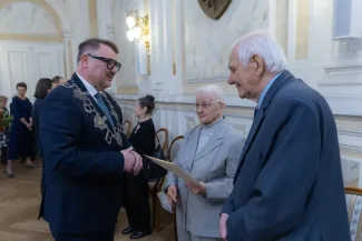 na zdjęciu osoby podczas ceremonii
