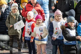 na zdjęciu osoby podczas korowodu