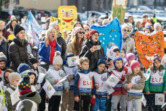 na zdjęciu osoby podczas korowodu