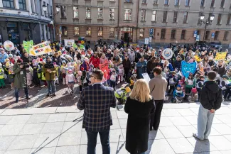 na zdjęciu osoby podczas korowodu