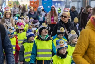 na zdjęciu osoby podczas korowodu