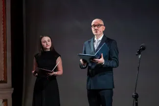 osoby na scenie podczas uroczystości