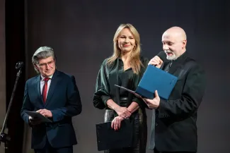 osoby na scenie podczas uroczystości