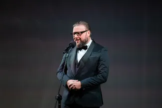 osoby na scenie podczas uroczystości
