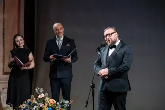 osoby na scenie podczas uroczystości
