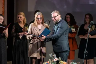 osoby na scenie podczas uroczystości