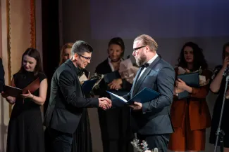 osoby na scenie podczas uroczystości