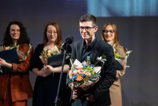 osoby na scenie podczas uroczystości