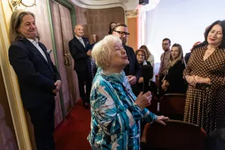 osoby na scenie podczas uroczystości