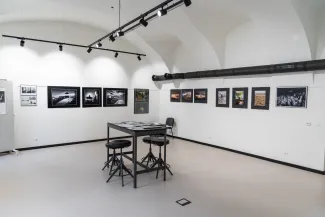 na zdjęciu wnętrze galerii z fotografiami na ścianach