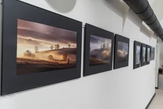 na zdjęciu wnętrze galerii z fotografiami na ścianach
