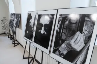 na zdjęciu wnętrze galerii z fotografiami na ścianach