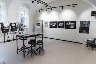 na zdjęciu wnętrze galerii z fotografiami na ścianach