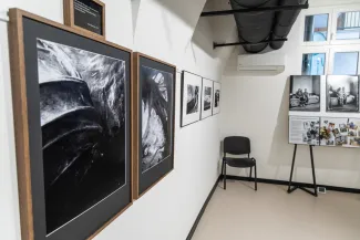na zdjęciu wnętrze galerii z fotografiami na ścianach