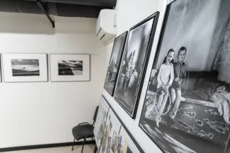 na zdjęciu wnętrze galerii z fotografiami na ścianach