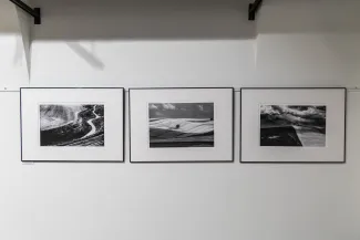 na zdjęciu wnętrze galerii z fotografiami na ścianach