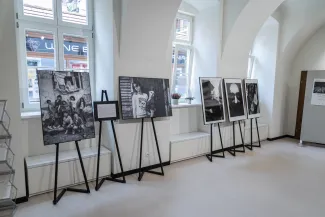 na zdjęciu wnętrze galerii z fotografiami na ścianach