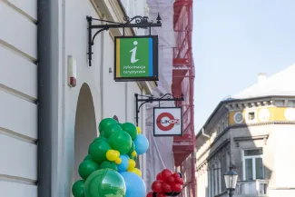 na zdjęciu osoby podczas otwarcia 