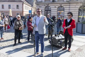 na zdjęciu osoby podczas otwarcia 