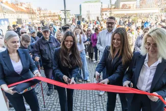 na zdjęciu osoby podczas otwarcia 
