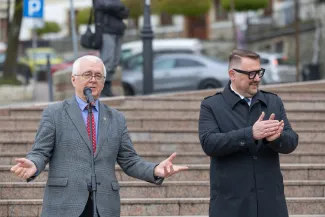 na zdjęciu osoby podczas tańczenia poloneza