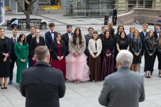 na zdjęciu osoby podczas tańczenia poloneza