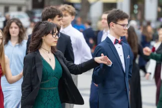 na zdjęciu osoby podczas tańczenia poloneza