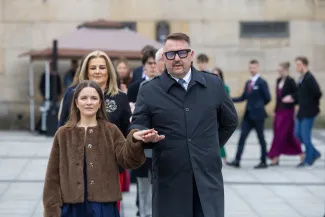 na zdjęciu osoby podczas tańczenia poloneza