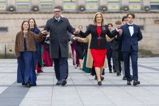 na zdjęciu osoby podczas tańczenia poloneza