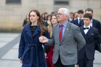 na zdjęciu osoby podczas tańczenia poloneza