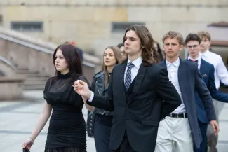 na zdjęciu osoby podczas tańczenia poloneza