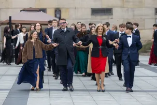 na zdjęciu osoby podczas tańczenia poloneza
