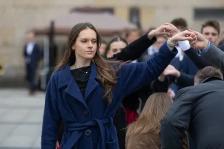 na zdjęciu osoby podczas tańczenia poloneza