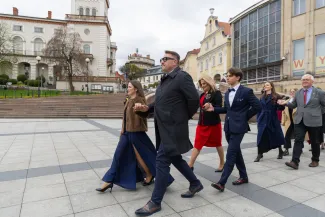 na zdjęciu osoby podczas tańczenia poloneza