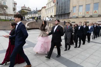 na zdjęciu osoby podczas tańczenia poloneza