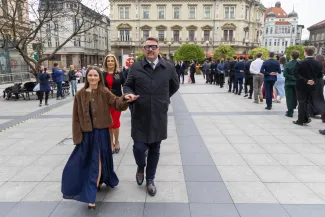 na zdjęciu osoby podczas tańczenia poloneza