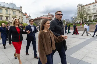 na zdjęciu osoby podczas tańczenia poloneza