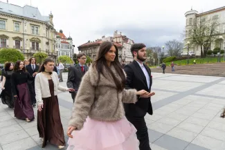 na zdjęciu osoby podczas tańczenia poloneza
