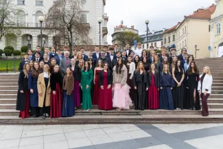 na zdjęciu osoby podczas tańczenia poloneza