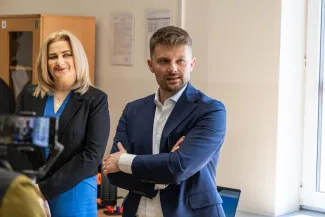 na zdjęciu osoby podczas otwarcia pracowni