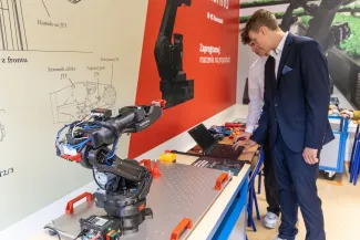 na zdjęciu osoby podczas otwarcia pracowni