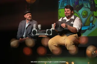 na zdjęciu osoby na scenie