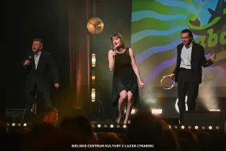 na zdjęciu osoby na scenie